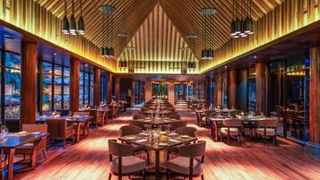 6 Restaurants; Mittagessen, Abendessen und Brunch werden serviert