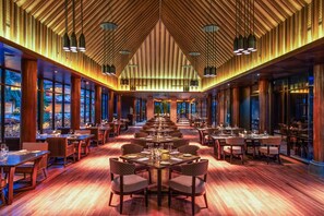 6 restoran; melayani makan siang, makan malam, dan sarapan siang