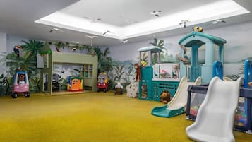 Área de juegos infantiles techada
