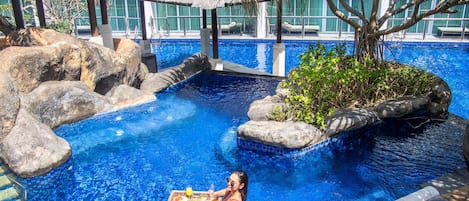 2 piscine all'aperto, ombrelloni da piscina, lettini