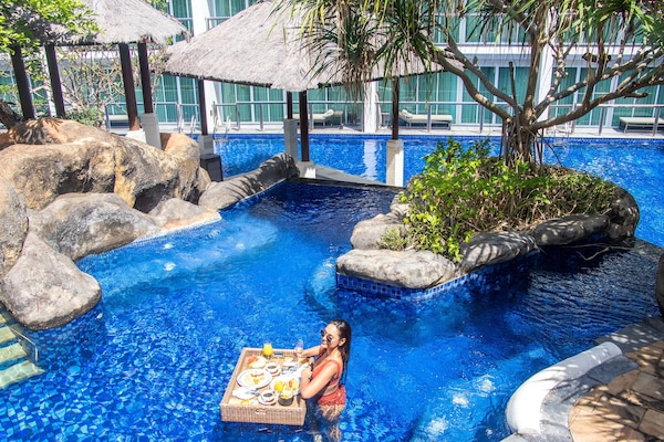 2 piscinas al aire libre (de 06:00 a 19:00), sombrillas, tumbonas