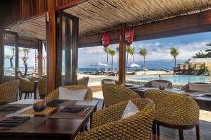 6 restaurants, breakfast, lunch, dinner served; international cuisine - The Sakala Resort Bali (Nusa Dua)