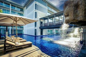 2 piscinas al aire libre, cabañas de piscina gratuitas, sombrillas