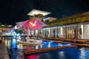 6 restaurants; lunch, dinner, and brunch served