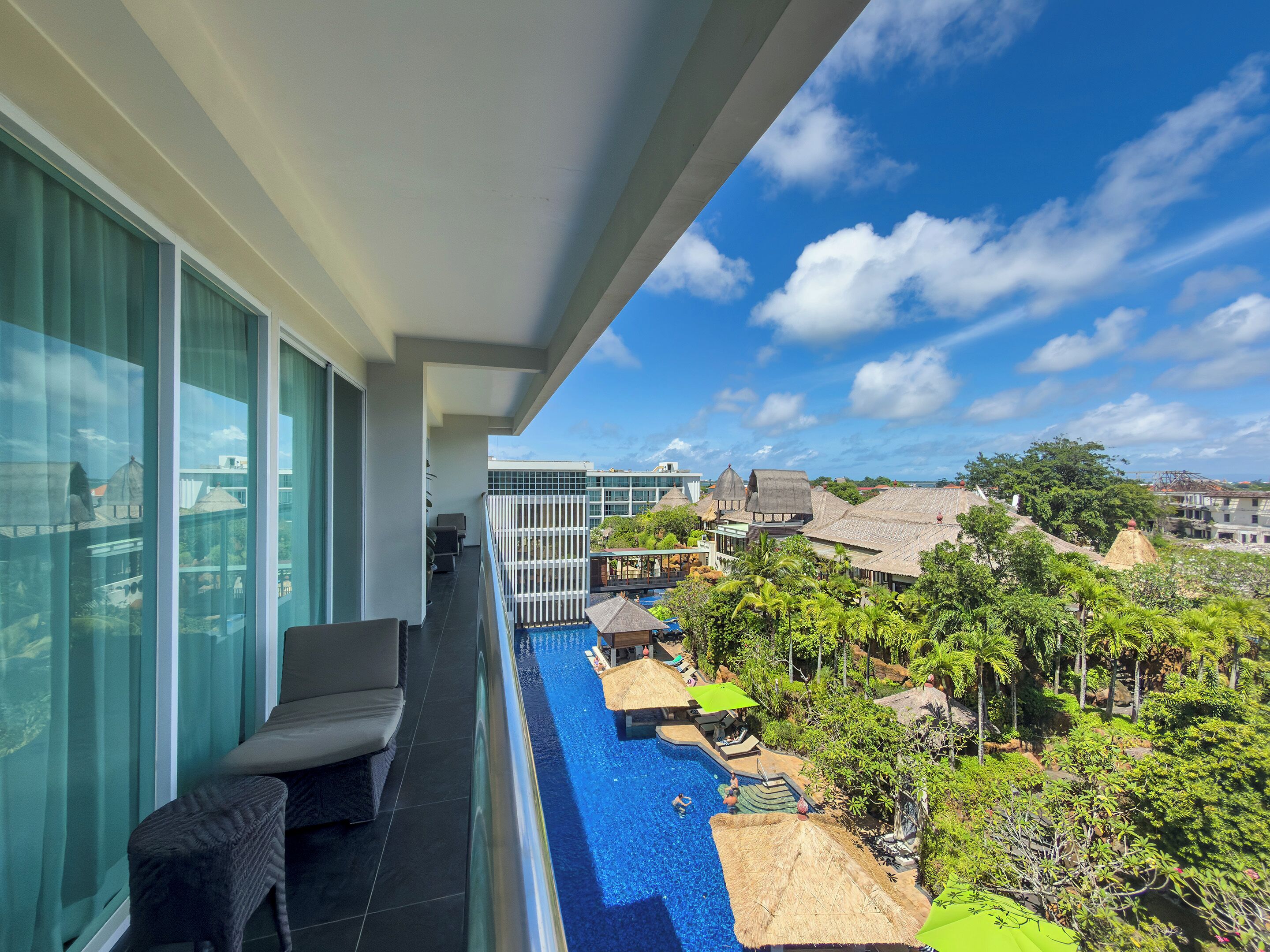 패밀리 스위트, 침실 2개, 발코니, 수영장 전망 | 테라스/파티오