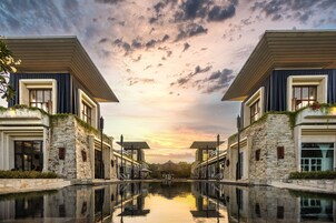 2 εξωτερικές πισίνες, ομπρέλες πισίνας, ξαπλώστρες