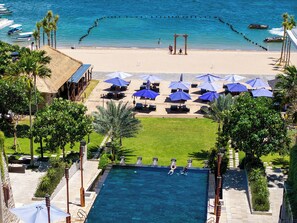 Aan het strand, wit zand, gratis strandcabana's