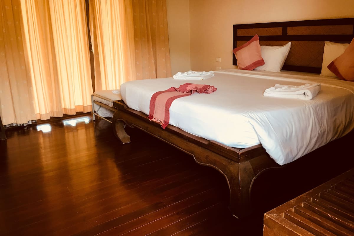 Thai Modern Double room | Escritorio, cortinas blackout, cunas gratuitas y wifi gratis