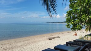Private beach, white sand, sun loungers, beach umbrellas - Grand Manita Beach Resort (Koh Samui)