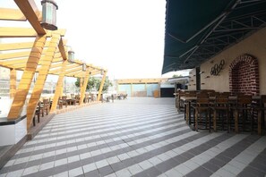 Outdoor dining - Mumbai Metro The Executive Hotel (Mumbai)