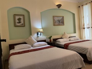 Deluxe Room, 2 Queen Beds | Living area