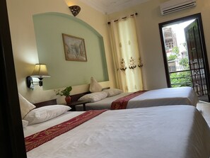 Habitación Deluxe, 2 camas de matrimonio | Zona de estar | Televisión de 21 pulgadas con canales por cable