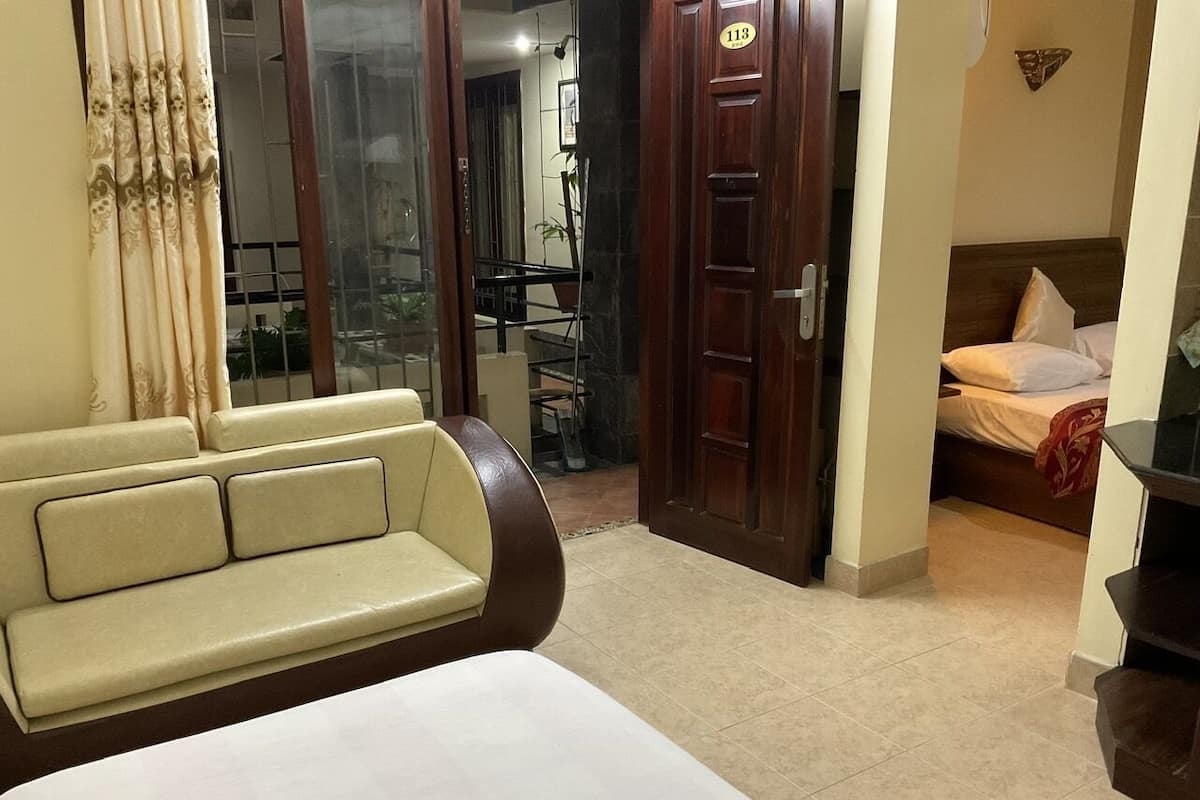 Chambre triple Deluxe, balcon | 1 chambre, minibar, bureau, systĂšme dâinsonorisation