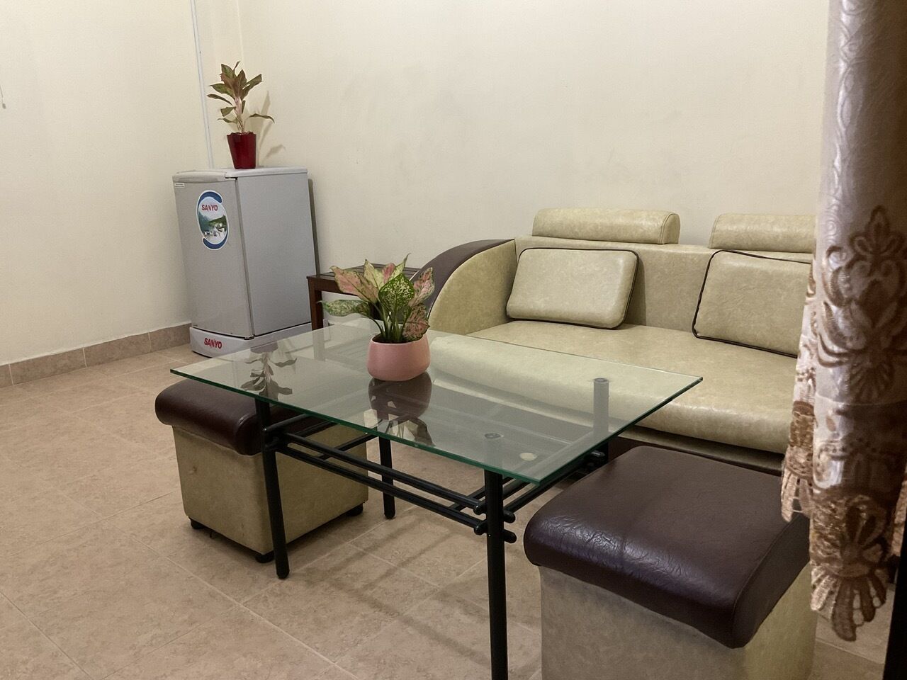 suite | living area | 21-inch tv with cable channels