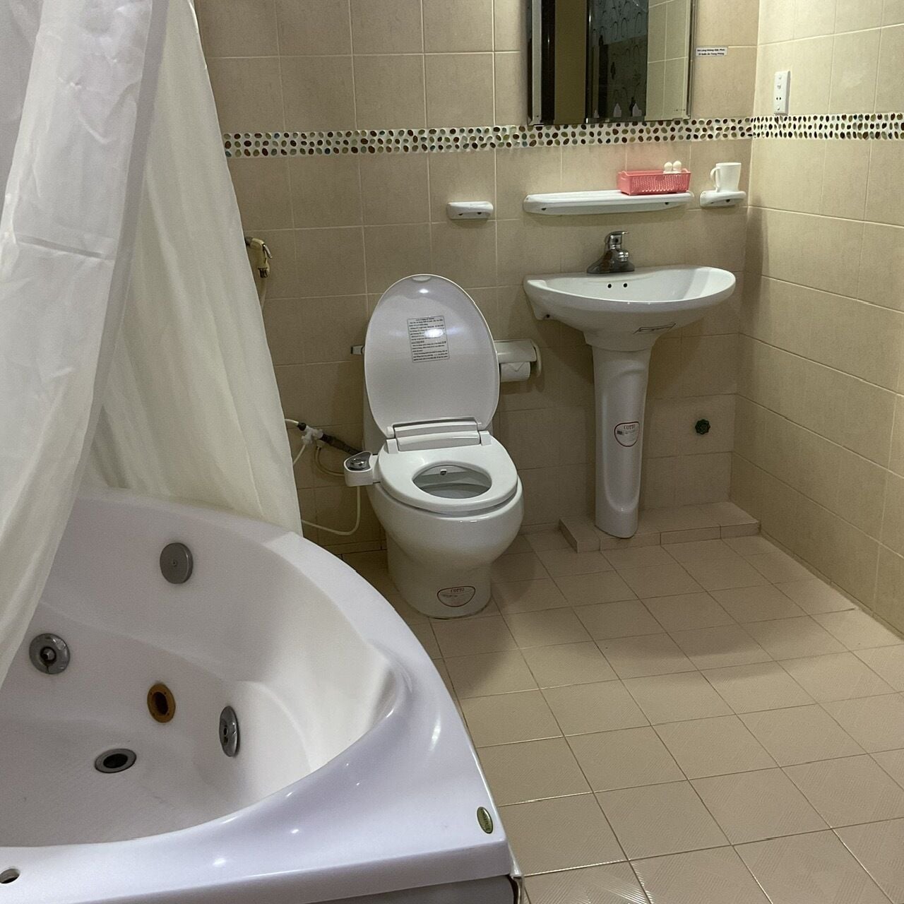 Un baño con bañera, inodoro y lavabo.