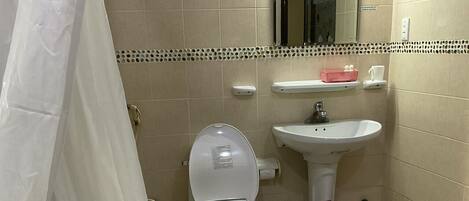Un baño con bañera, inodoro y lavabo.
