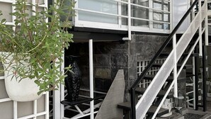 Ein modernes Gebäude mit einer Treppe, die zu einem Balkon führt.