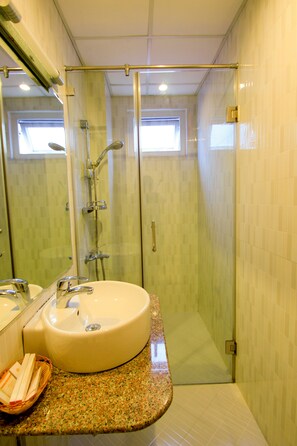 Dusj, toalettartikler (inkludert), hårføner og håndklær