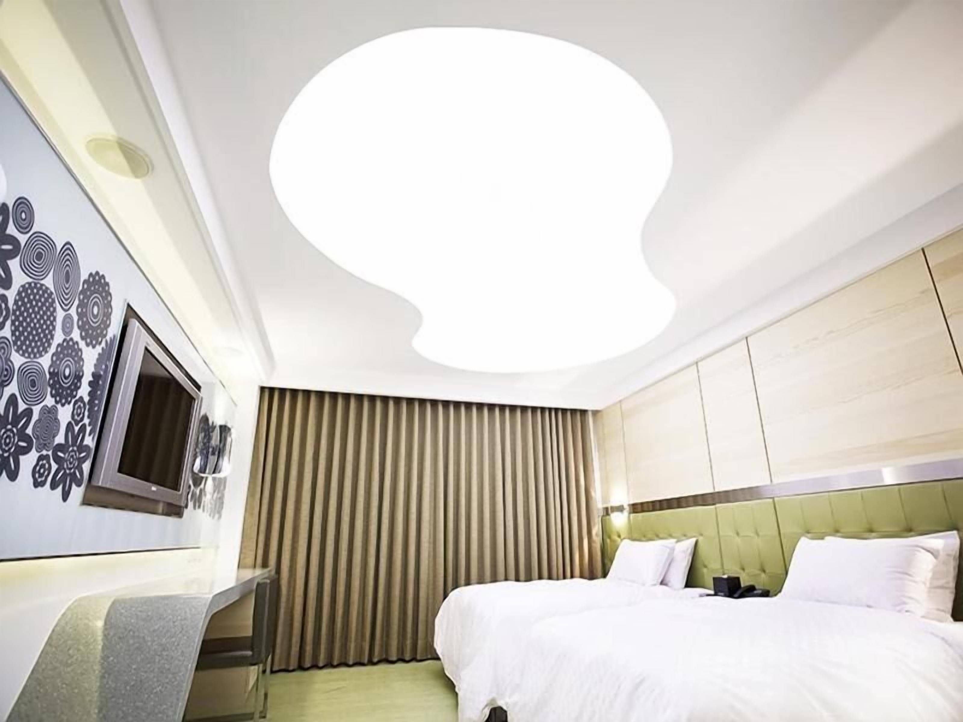 in-room safe, free wifi, bed sheets