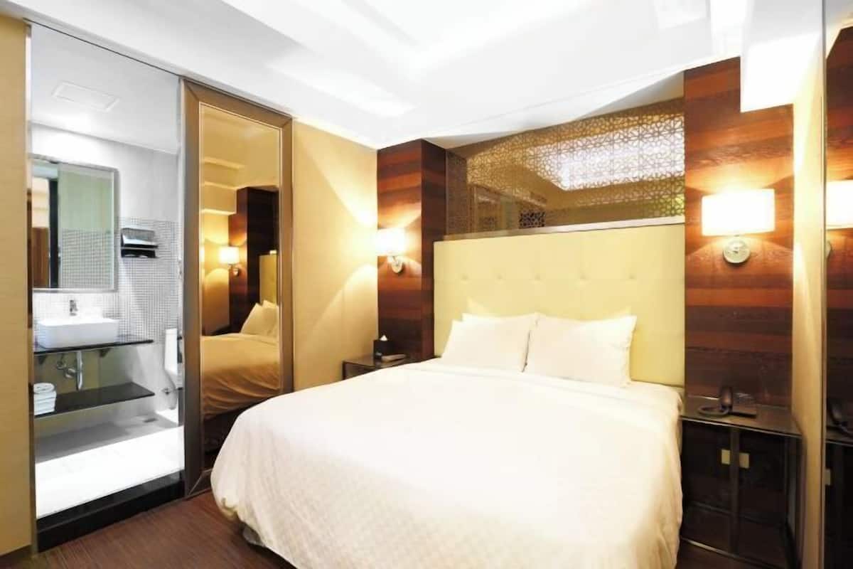 In-room safe, free WiFi, bed sheets