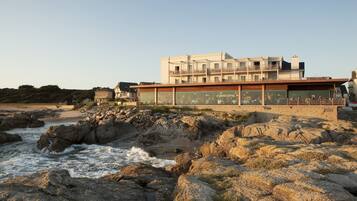 Accommodatie ligt op het strand, wit zand