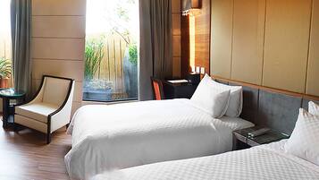 Camera quadrupla | Minibar, una cassaforte in camera, una scrivania, tende oscuranti