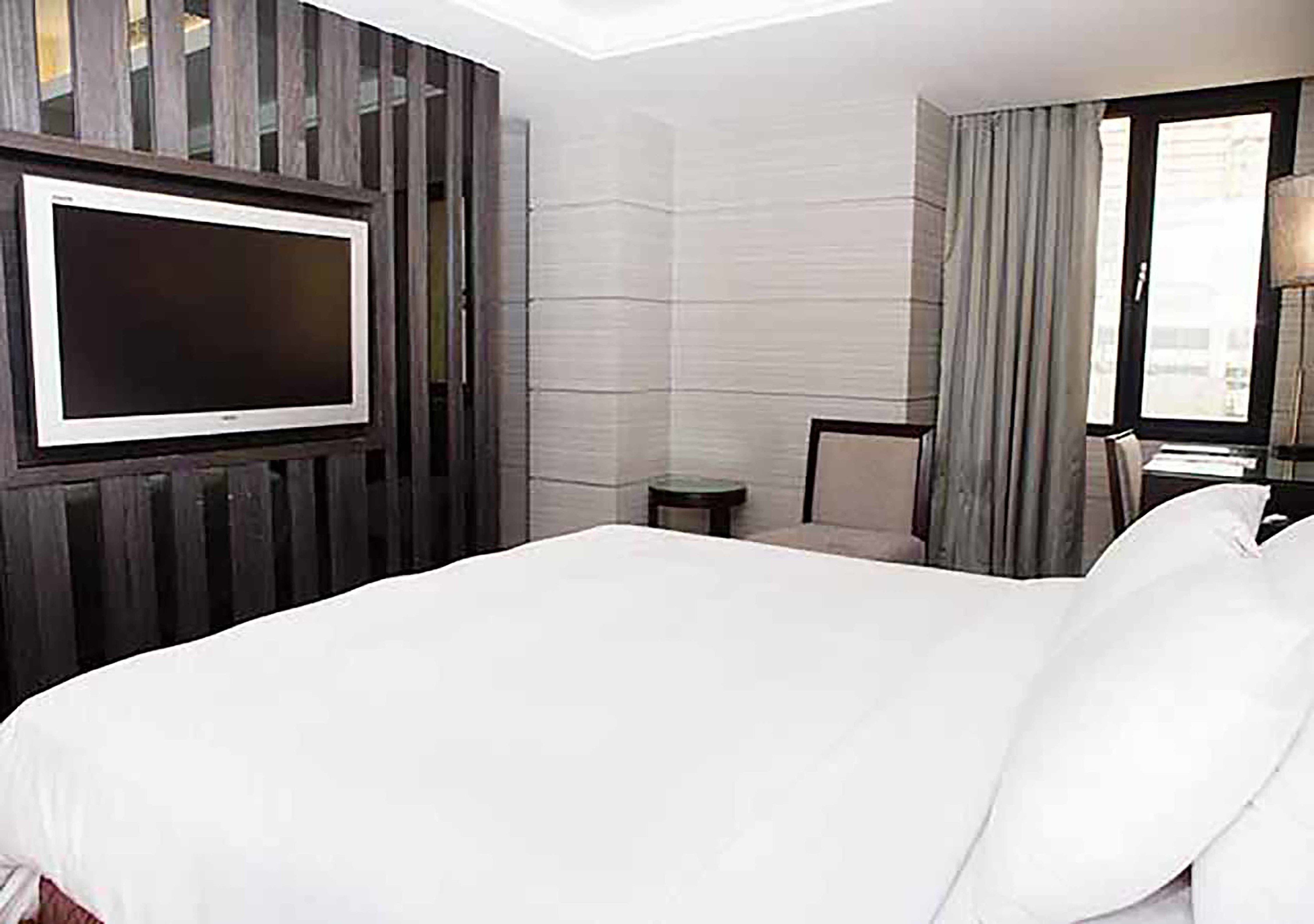 double room | minibar, in-room safe, desk, blackout curtains