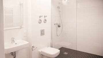 Dusche, kostenlose Toilettenartikel, Haartrockner, Hausschuhe