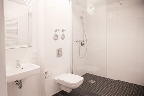 Douche, articles de toilette (gratuits), séchoir à cheveux, pantoufles