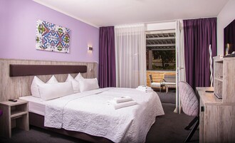 1 ห้องนอน, เครื่องนอนระดับพรีเมียม, เตียงพร้อมฟูกเสริมที่นอน, มินิบาร์