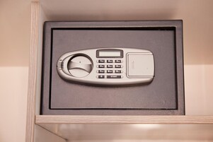 Um telefone dentro de uma caixa.