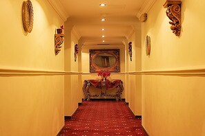 Minibar, safe på rommet, strykejern/-brett og wi-fi (inkludert)