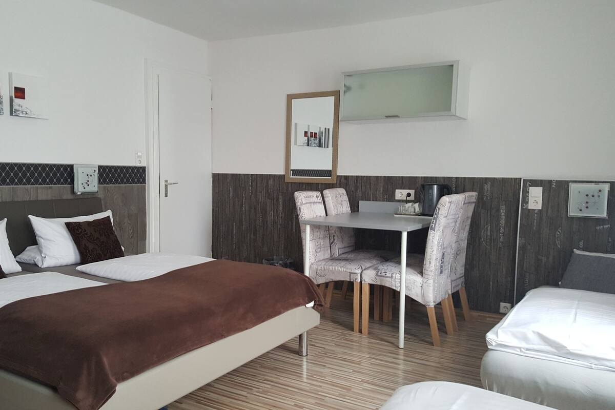 Une chambre d’hôtel avec un lit, un bureau et une chaise.