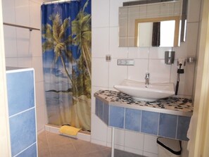Kamar mandi | Shower, pengering rambut,  dan handuk