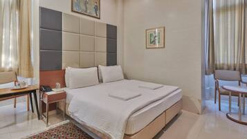 In-room safe, free WiFi, bed sheets