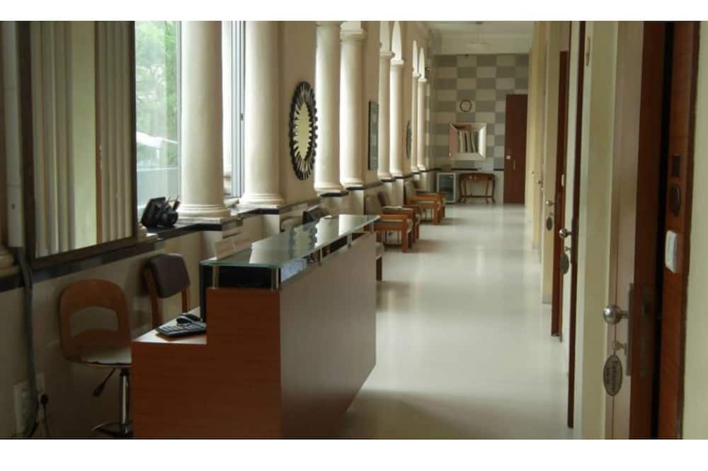 Elphinstone Hotel