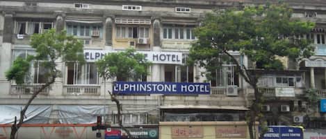 Ein Gebäude mit einem Schild für das Elphinstone Hotel.