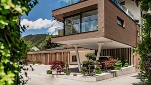 A modern two-story building with large windows and a sloped roof. - die Bergerin - Appartements Schladming (Schladming)