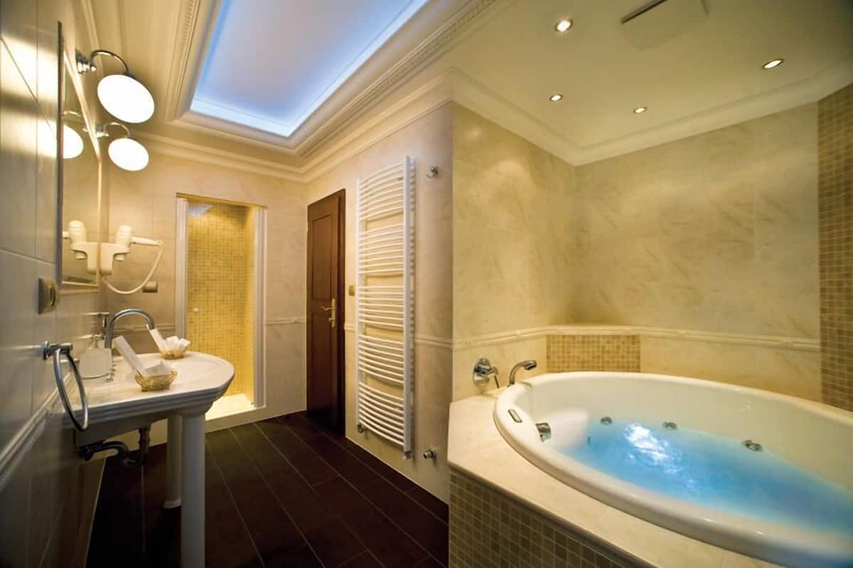 superior suite | bathroom | free toiletries, hair dryer, slippers, towels