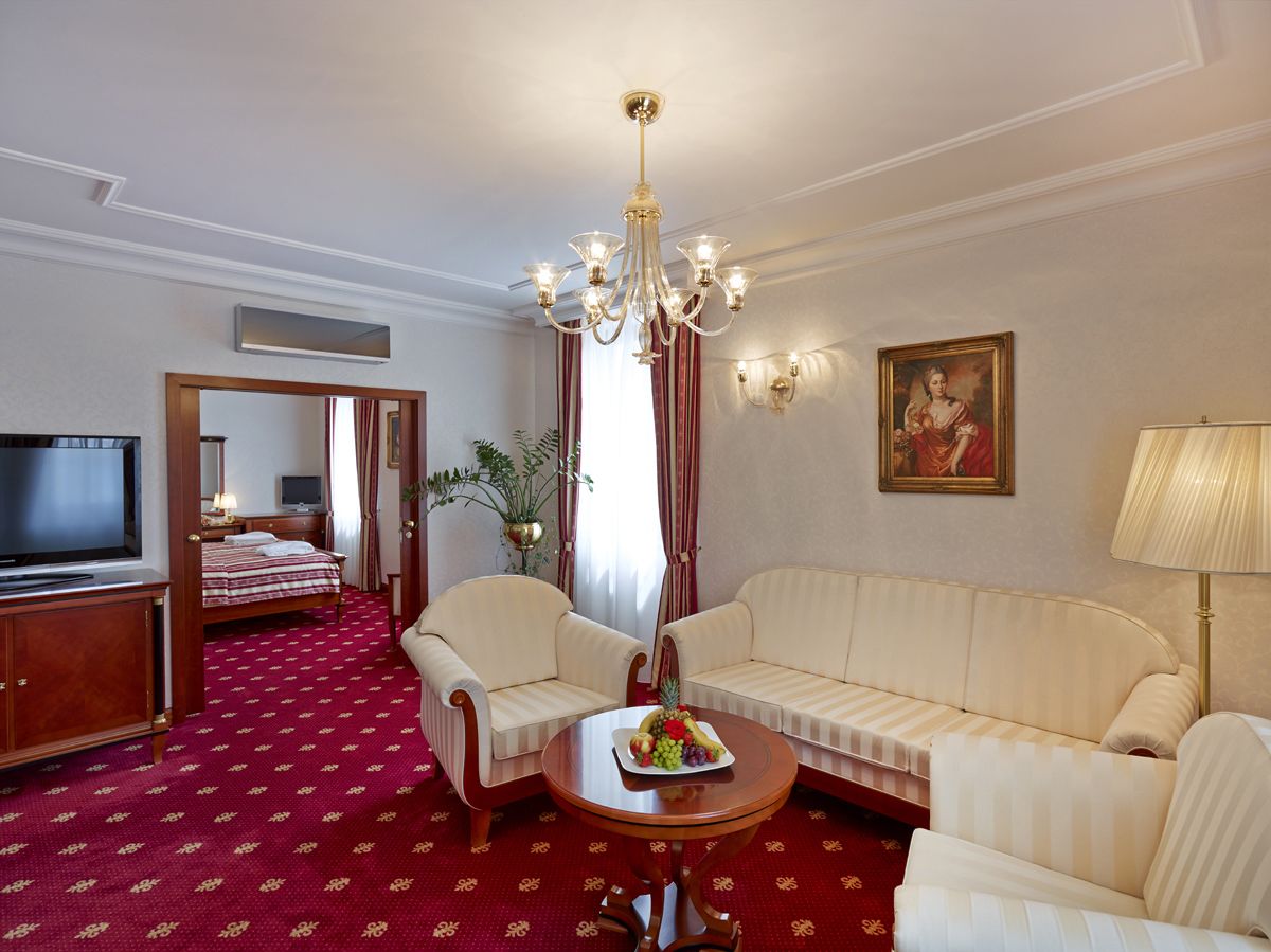 executive suite | living room | flat-screen tv