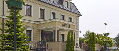 Majoituspaikan julkisivu illalla/yöllä