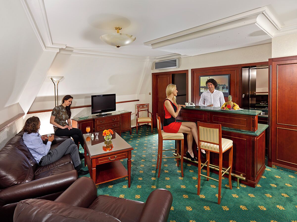 أغطية فراش متميزة وميني بار وخزنة داخل الغرفة ومكتب