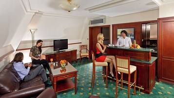 Suite – deluxe | Sengetøy av topp kvalitet, minibar, safe på rommet og skrivebord