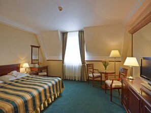 Chambre Deluxe double | Literie de qualité, minibar, coffre-fort, bureau