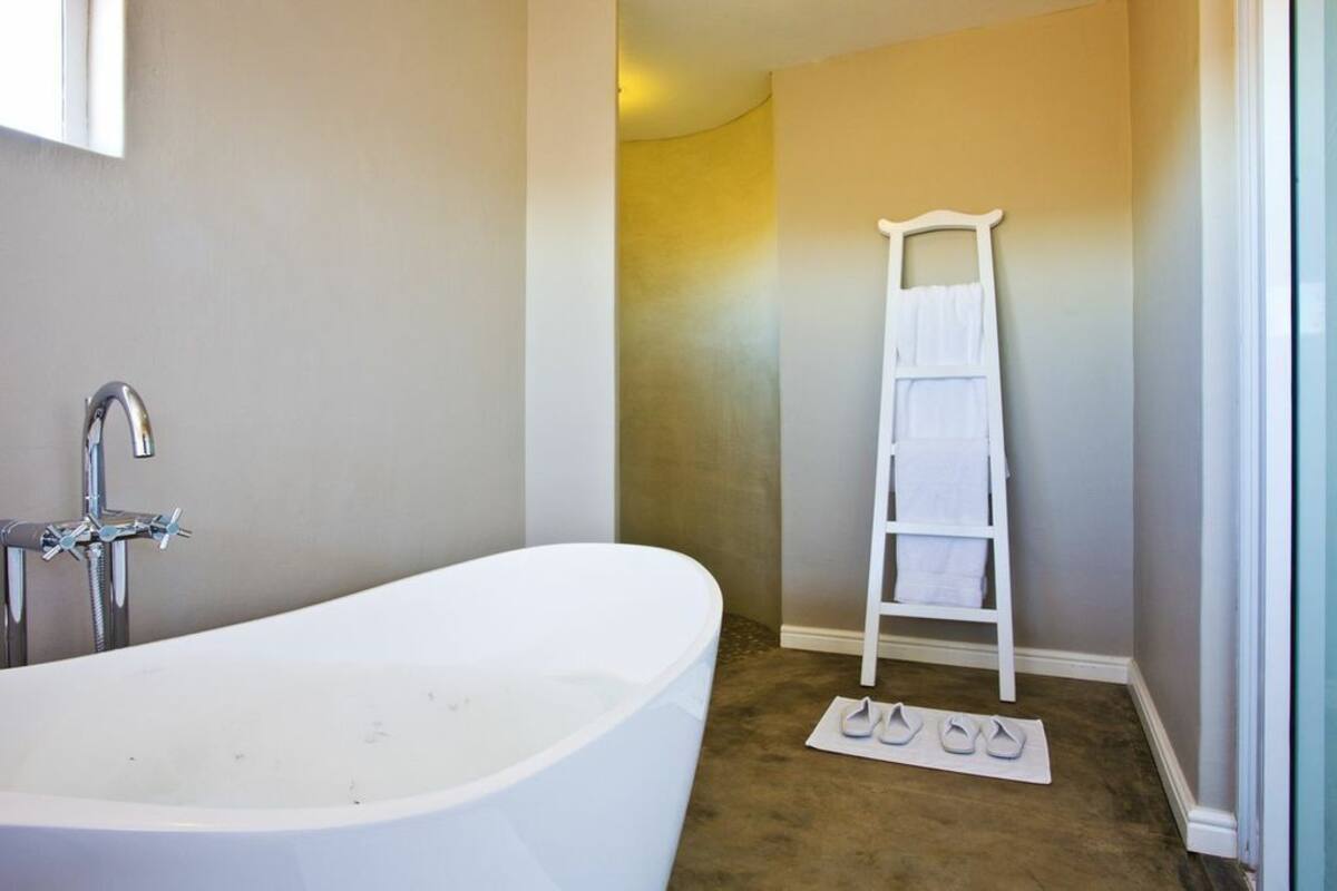 deep-soaking bathtub