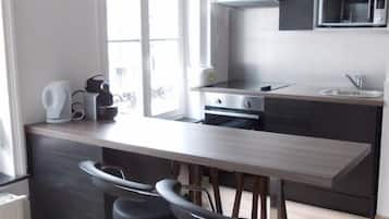 Apartamento Deluxe (2nd floor) | Servicio de comidas en la habitación