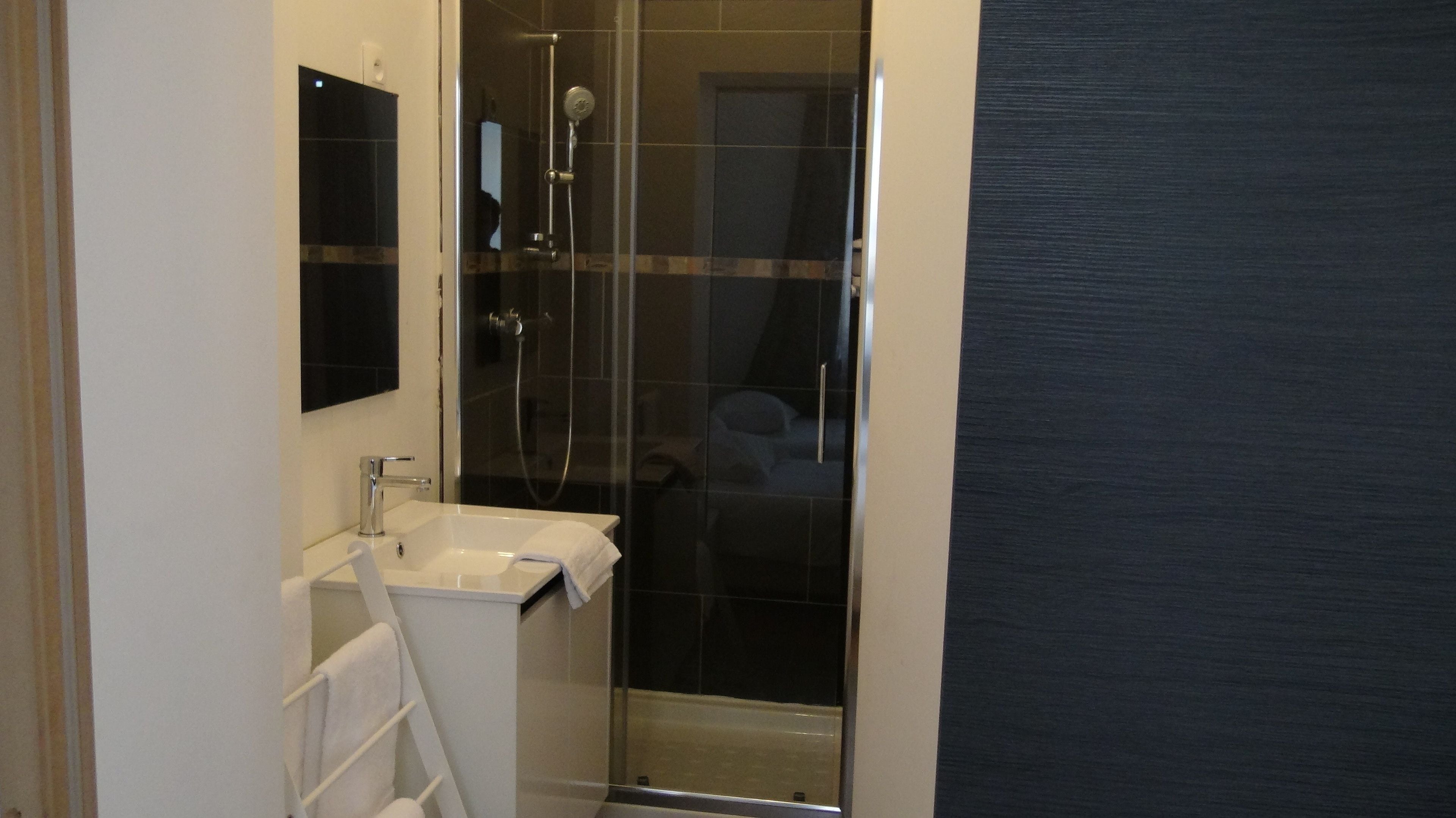 Appartement Confort (2ème étage) | Salle de bain | Douche, articles de toilette gratuits, sèche-cheveux
