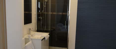 Comfort Apartment (2nd floor) | Bathroom | Shower, free toiletries, hair dryer, towels
