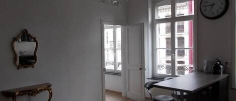 Deluxe-Apartment (2nd floor) | Essbereich im Zimmer