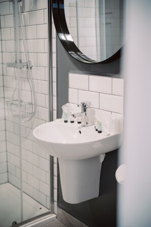 Articles de toilette gratuits, sèche-cheveux, serviettes fournies